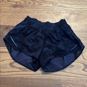 black camo lululemon gotta hot 2.5 shorts